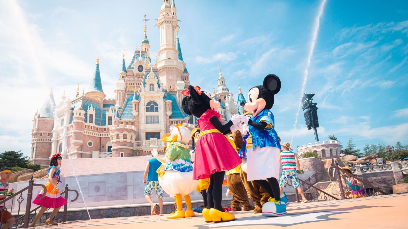 Замок Shanghai Disneyland и главная аллея парка